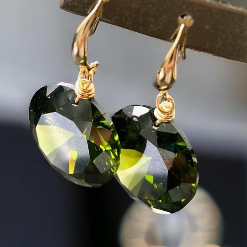 Superbes boucles d'oreilles en forme de soleil en péridot et, Bijoux, Sacs & Beauté, Boucles d'oreilles, Comme neuf, Pendantes