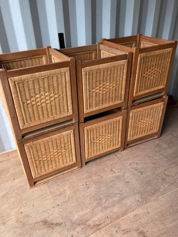 Houten frame en rieten kluisjes beschikbaar voor biedingen