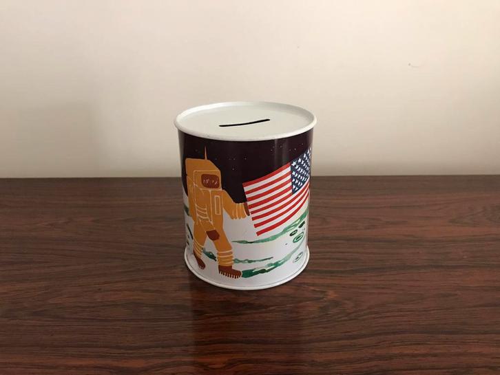 Vintage blikken blik spaarpot astronaut maanlanding, Verzamelen, Spaarpotten, Zo goed als nieuw, Ophalen of Verzenden