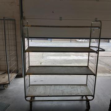 Metalen rek op wielen beschikbaar voor biedingen