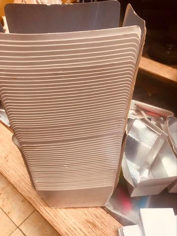 130  Pralinedoosjes  wit ( klein)of goud ( groot) beschikbaar voor biedingen