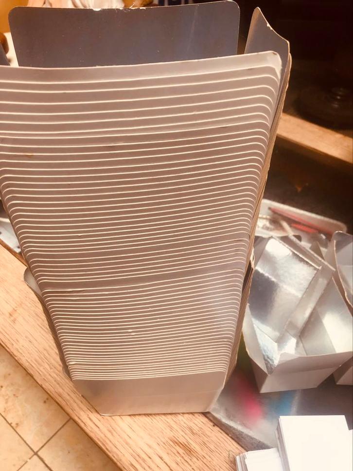 130  Pralinedoosjes  wit ( klein)of goud ( groot), Diversen, Papierwaren, Zo goed als nieuw, Ophalen