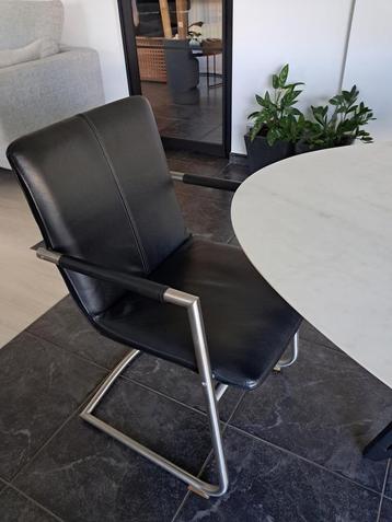 4 Moderne zwarte lederen design stoelen . beschikbaar voor biedingen