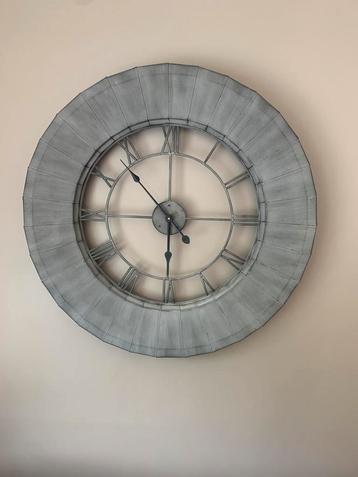Horloge grand format en métal 