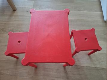 tafeltje en 2 stoeltjes beschikbaar voor biedingen