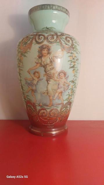 Vase ancien en opaline.  disponible aux enchères