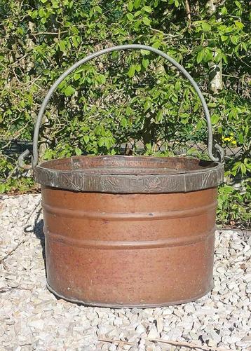 Zeer oude koperen ketel beschikbaar voor biedingen