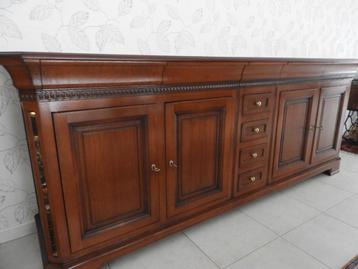 Prachtige eiken eetkamer in landelijke stijl met 6 stoelen beschikbaar voor biedingen