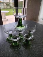 6 witte wijnglazen met brede groene voet, Verzamelen, Glas en Drinkglazen, Ophalen of Verzenden, Zo goed als nieuw