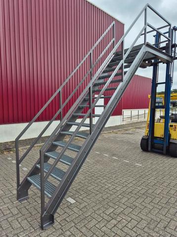Trap metaal staal 330cm hoog bordes 175cm beschikbaar voor biedingen