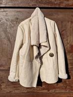Roomkleur suedine jasje met sierknoop sluiting zacht nepbont, Kleding | Dames, Jassen | Winter, Ophalen, Zo goed als nieuw, Maat 42/44 (L)