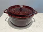 Staub La Cocotte 26 cm grenadine in heel goede staat, Huis en Inrichting, Keuken | Potten en Pannen, Gietijzer, Ophalen of Verzenden