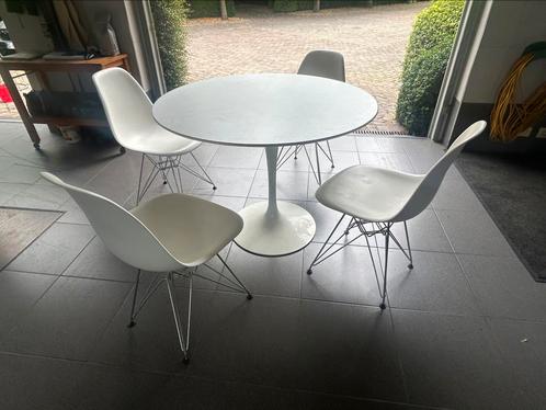 Originele Knoll Saarinen tafel + 4 Vitra Eames stoelen, Antiek en Kunst, Antiek | Meubels | Tafels, Ophalen