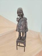Een bronzen beeldje van een klein meisje op een stoel, Antiek en Kunst, Ophalen of Verzenden