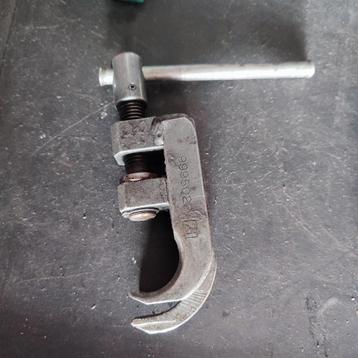Outil pour démontage des cales de soupape beschikbaar voor biedingen