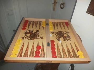 Houten handgemaakte backgammon bord en figuren beschikbaar voor biedingen