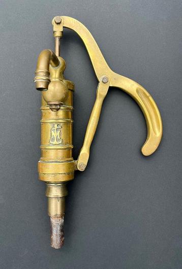 vintage handpomp voor plezierboot beschikbaar voor biedingen