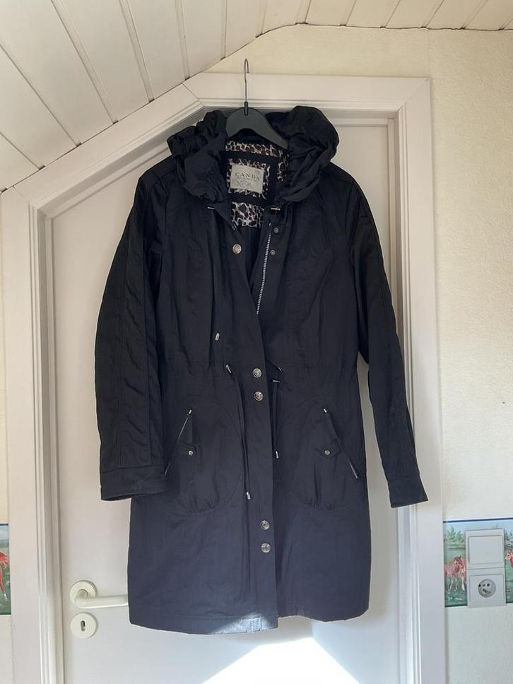 Mooie zwarte regenjas 40, Kleding | Dames, Jassen | Winter, Zo goed als nieuw, Maat 38/40 (M), Ophalen of Verzenden