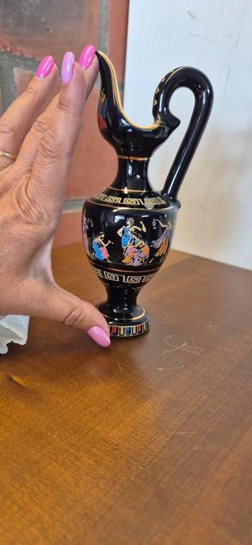 Decoratief Grieks vaasje (vaak genoemd als "amphora" of "lek beschikbaar voor biedingen