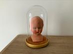 Tête de poupée ancienne dans une vieille cloche en verre., Maison & Meubles, Comme neuf, Enlèvement ou Envoi