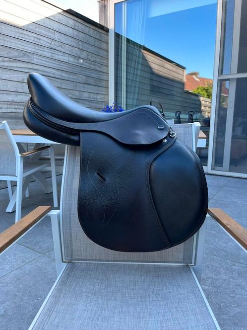 Ikonic 17,5” springzadel, Dieren en Toebehoren, Paarden en Pony's | Zadels, Zo goed als nieuw, Springen, Ophalen