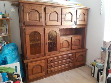 Massieve eiken buffetkast in vintage stijl beschikbaar voor biedingen