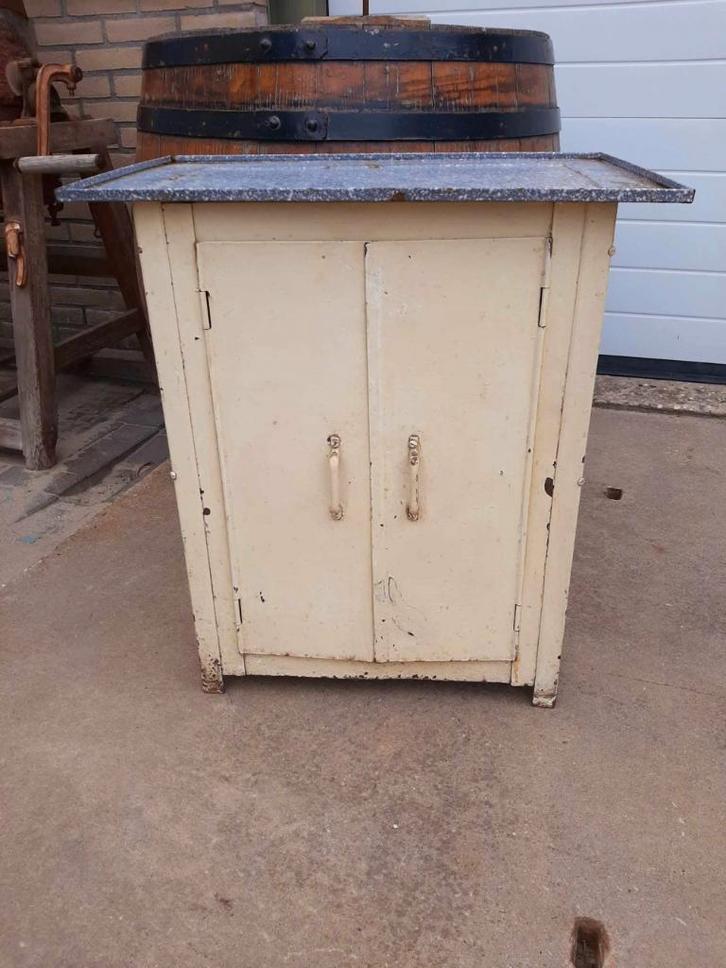 IJzer en deels geëmailleerd kastje, bijzetkastje., Antiek en Kunst, Curiosa en Brocante, Ophalen