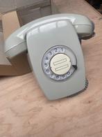 Oude vintage muurtelefoon met draaischijf - grijs, Telecommunicatie, Vaste telefoons | Niet Draadloos, Ophalen, Met draaischijf