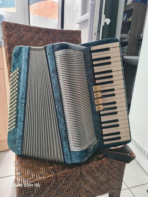 mooie  accordeon, Muziek en Instrumenten, Accordeons, Gebruikt, Scandalli, Met koffer, Met riemen, Ophalen