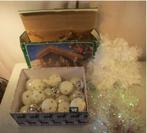 Mooie Houten Kerststal met retro Kerstballen en slingers, Diversen, Kerst, Ophalen of Verzenden, Zo goed als nieuw