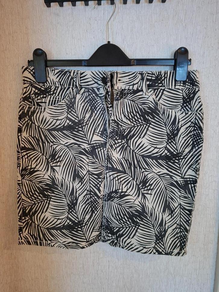 VERO MODA Denim Minirok Palmprint - Zwart/Ecru Maat M, Kleding | Dames, Rokken, Zo goed als nieuw, Maat 38/40 (M), Zwart, Knielengte