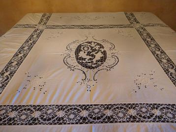 Manueel geborduurde bedsprei of tafellaken beschikbaar voor biedingen