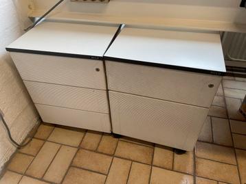 Witte ladeblokken op wieltjes beschikbaar voor biedingen