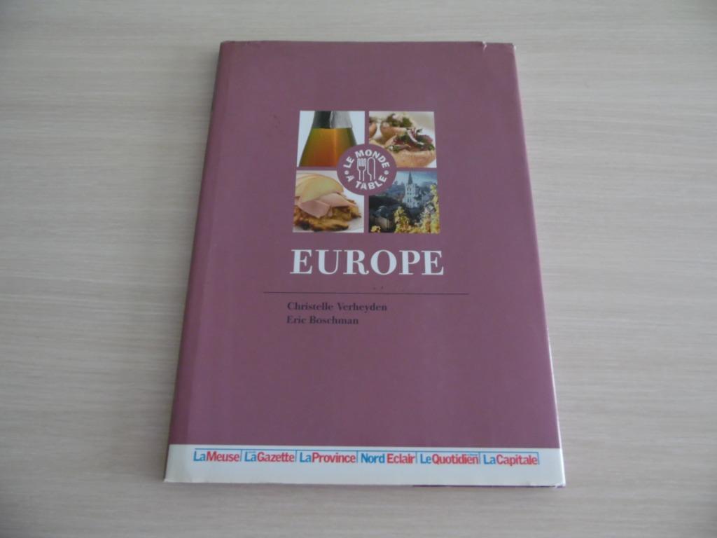 LE MONDE À TABLE      EUROPE, Livres, Livres de cuisine, Comme neuf, Entrées et Soupes, Plat principal, Gâteau, Tarte, Pâtisserie et Desserts