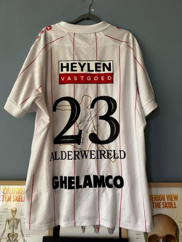 Gesigneerd shirt Alderweireld met gouden afdruk beschikbaar voor biedingen