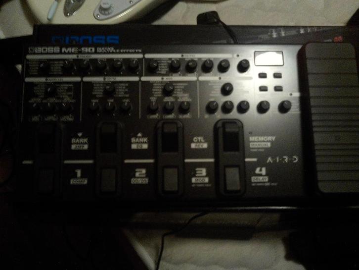 Boss ME-90 multi effect - nagel nieuw, Musique & Instruments, Effets, Neuf, Chorus, Delay ou Écho, Distortion, Overdrive ou Fuzz