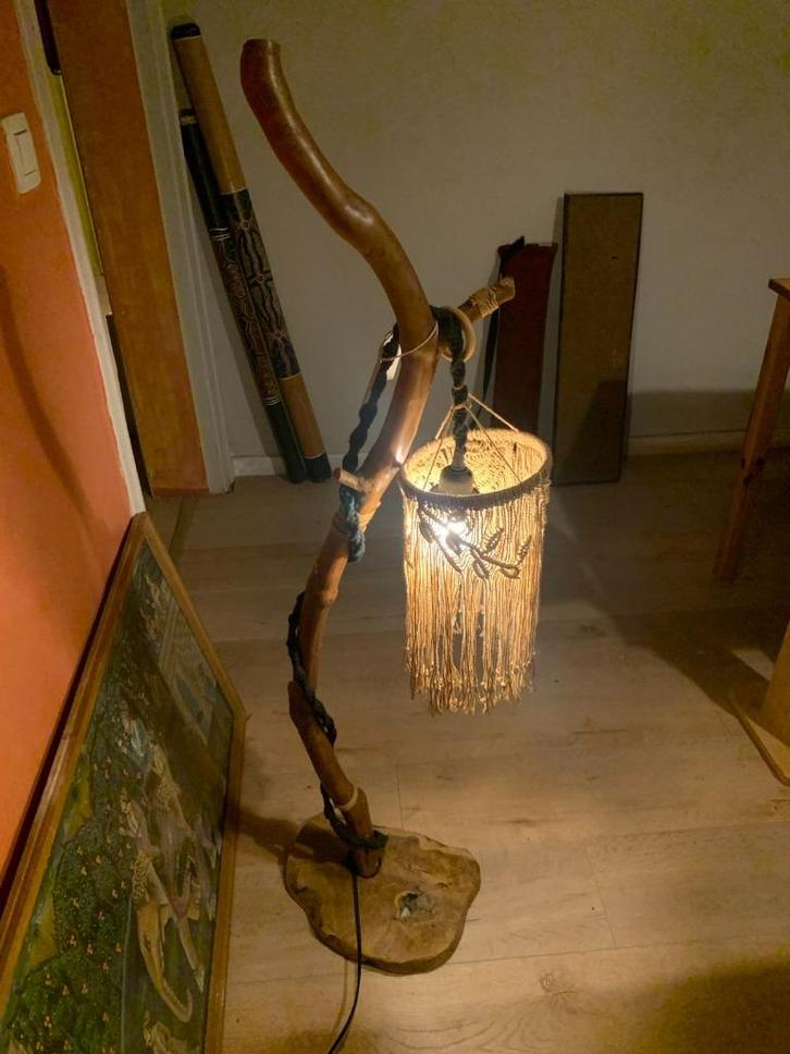 Artisanale staande lamp, Huis en Inrichting, Lampen | Vloerlampen, Nieuw, 100 tot 150 cm, Hout, Stof, Overige materialen, Ophalen of Verzenden