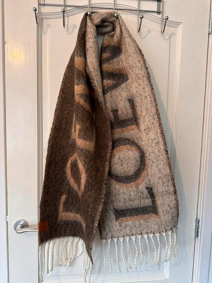 Écharpe Loewe - neuve avec étiquettes !, Vêtements | Femmes, Bonnets, Écharpes & Gants, Neuf, Écharpe, Envoi