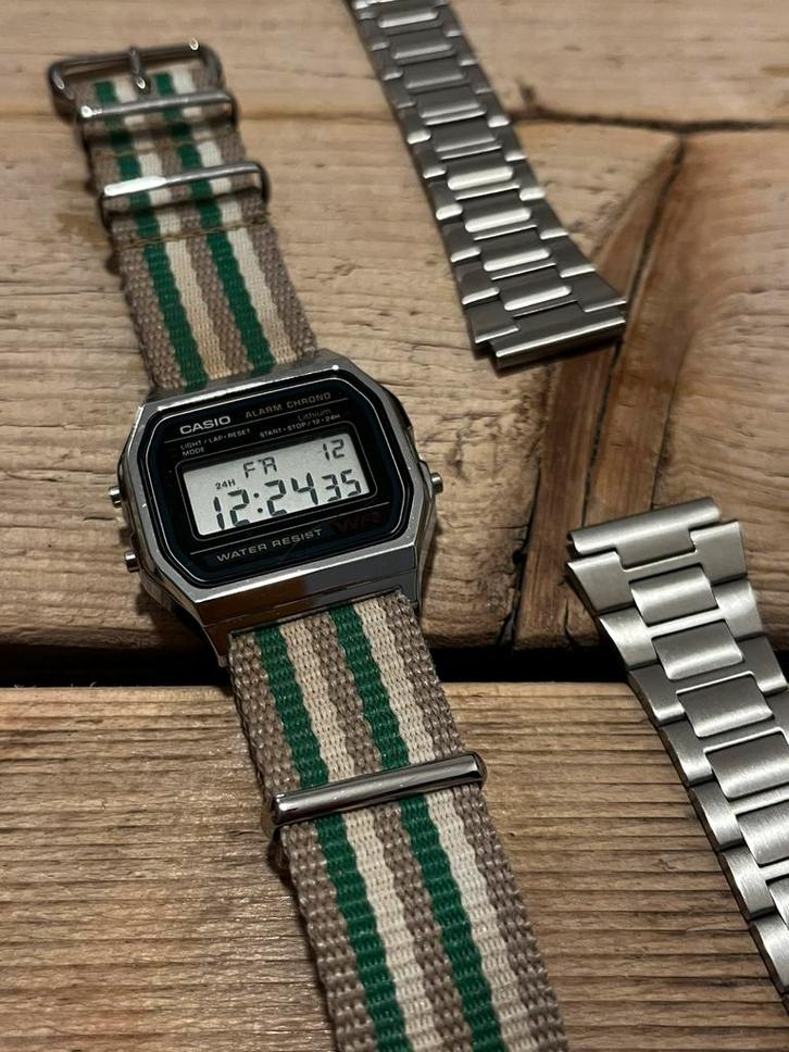 Polshorloge met twee verwisselbare armbanden, Handtassen en Accessoires, Horloges | Antiek, Polshorloge, Ophalen of Verzenden