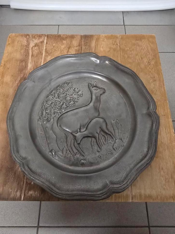 Prachtige tinnen sierbord – Thema "Ree met kalf" – 92% Tin, Antiek en Kunst, Antiek | Tin, Ophalen of Verzenden