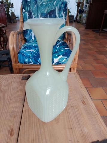 GROTE VAAS, KAN IN WITTE OPALINE. Wijnoogst  beschikbaar voor biedingen
