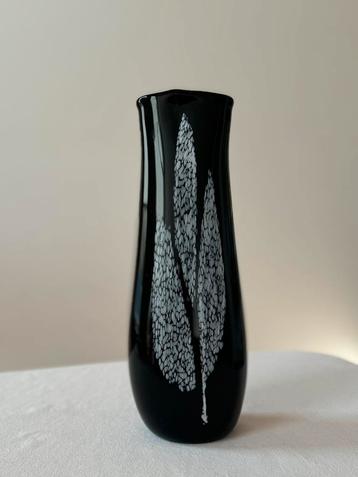 Vintage Hyalıte Black Vase beschikbaar voor biedingen