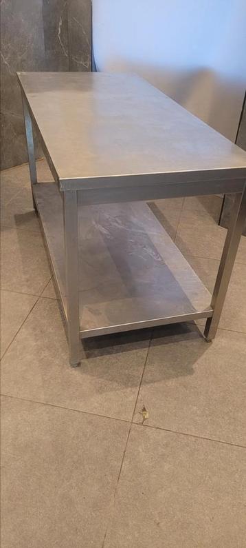 Zeer stevige inox werktafel met onderblad beschikbaar voor biedingen