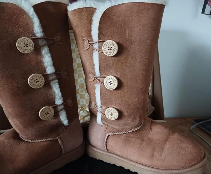 Ugg laarzen, Bailey button triple, als nieuw, maat 40-41, Kleding | Dames, Schoenen, Zo goed als nieuw, Ophalen
