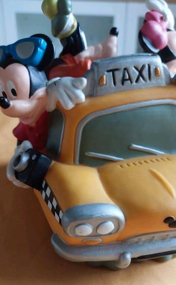 Spaarpot Mickey en zijn vrienden in een taxi.