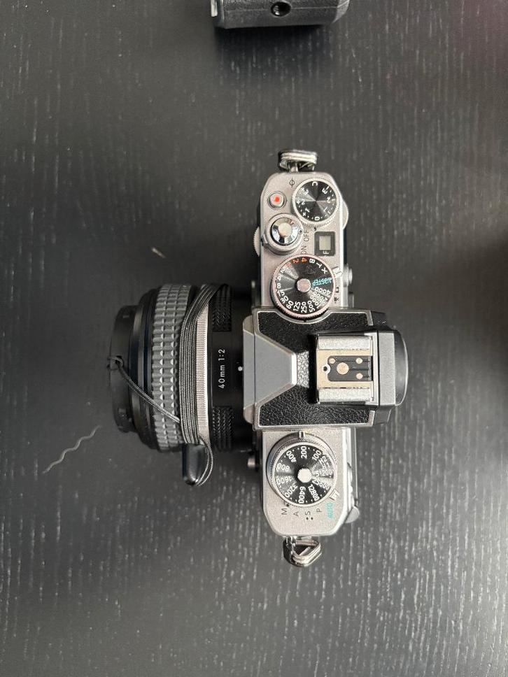 Quasi Neuf: Appareil Photo Nikon ZFC + 2 objectifs + poignée, Audio, Tv en Foto, Fotocamera's Digitaal, Zo goed als nieuw, Spiegelreflex