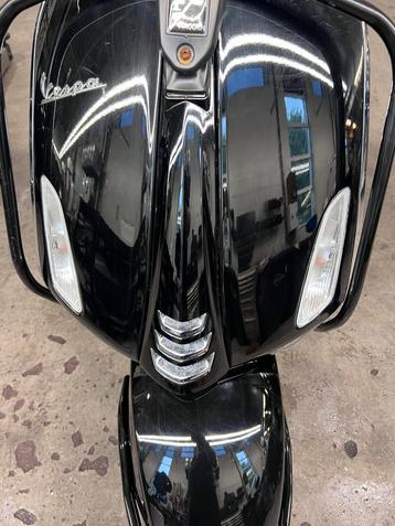 Vespa bouwjaar 2022.  5200km beschikbaar voor biedingen