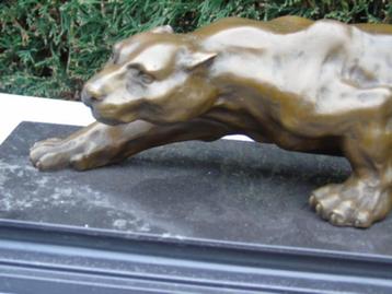 bronzen beeld van een panter gesigneerd op bewerkt marmer!