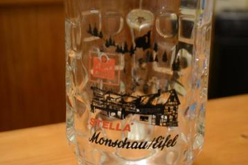 Twee glazen bierpullen Stella beschikbaar voor biedingen