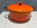 Staub Cocotte 24 cm in heel goede staat, Gietijzer, Ophalen of Verzenden, Zo goed als nieuw, Keramische plaat